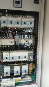 QUADRO ELÉTRICO DE DISTRIBUIÇÃO COM REVERSÃO MANUAL PARA SISTEMA REDE / NOBREAK / GERADOR